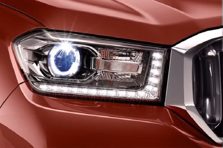 Về mặt an toàn, Maxus T60 đã nhận được xếp hạng an toàn 5 sao, xe được trang bị 4 túi khí, ABS, EBD, kiểm soát lực kéo, hỗ trợ phanh, hỗ trợ khởi hành ngang dốc và hỗ trợ đổ đèo. Xe còn có tính năng can thiệp chuyển động của xe (RMI), giúp xe nhận biết các tác động có thể gây lật xe sau đó kích hoạt hệ thống phanh để ngăn chặn việc lật xe.