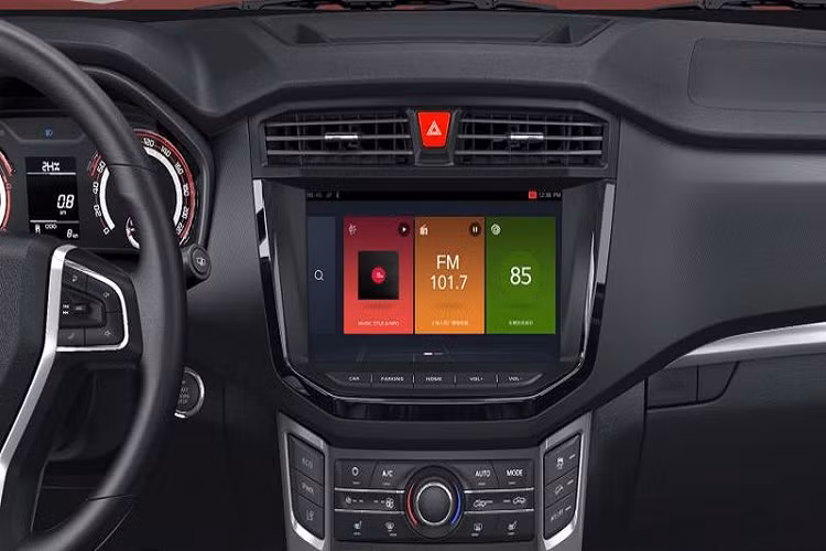 Động cơ của bán tải Maxus T60 được kết nối với hộp số tự động Punch 6 cấp và hệ thống dẫn động bốn bánh điện tử BorgWarner, có thể thay đổi linh hoạt thay đổi giữa các chế độ 2H-4H-4L ngay cả khi xe đang chạy. Xe có 3 chế độ lái: Normal, Eco và Power, đồng thời sở hữu bộ khóa vi sai cơ học Eaton mà theo Maxus tuyên bố là “loại khóa vi sai cơ học tốt nhất trên thế giới”.