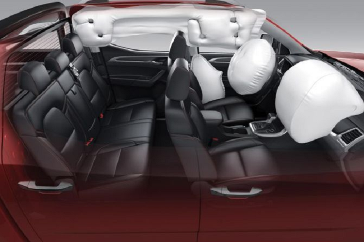 Chưa hết, T60 còn có camera lùi, cần gạt nước mưa cảm ứng, kính màu xanh lá cây chống tia cực tím và ghế trước điều chỉnh điện hoàn toàn - lần đầu tiên xuất hiện trong phân khúc - với chỉnh 6 hướng cho ghế lái và 4 hướng cho hành khách phía trước.