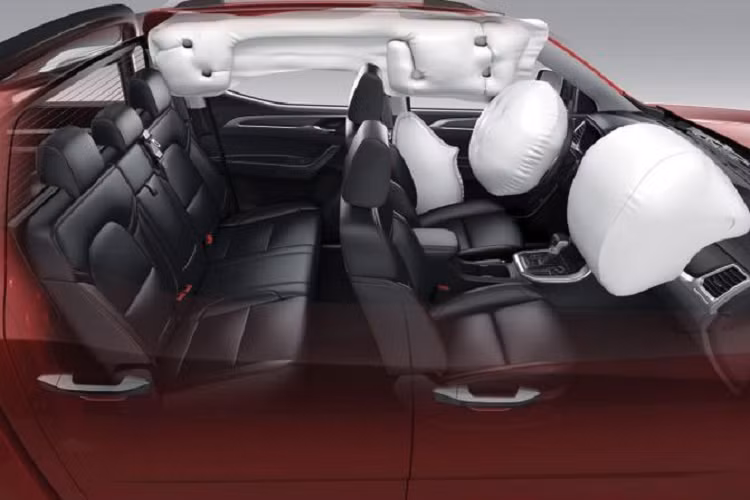 Chưa hết, T60 còn có camera lùi, cần gạt nước mưa cảm ứng, kính màu xanh lá cây chống tia cực tím và ghế trước điều chỉnh điện hoàn toàn - lần đầu tiên xuất hiện trong phân khúc - với chỉnh 6 hướng cho ghế lái và 4 hướng cho hành khách phía trước.