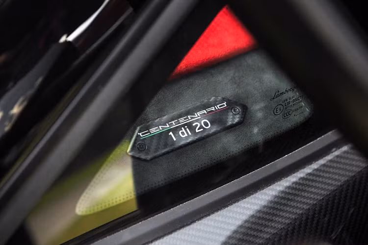 Mỗi chiếc Centenario Roadster hay Centenario Coupe xuất xưởng đều được đính kèm một tấm bảng nhỏ làm từ carbon với nội dung "Centenario, 1 di 20", mang ý nghĩa đây là một trong 20 chiếc Centenario được sản xuất giới hạn.