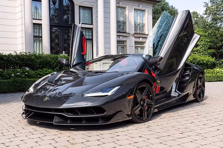 Với quãng đường di chuyển 594 km, chiếc Centenario Roadster trong bài được cửa hàng bán xe tại Canada đề xuất mức giá 2,7 triệu USD. Mức giá xe Lamborghini Centenario này cao hơn 800.000 USD so với giá bán mà Lamborghini công bố khi ra mắt mẫu xe này.