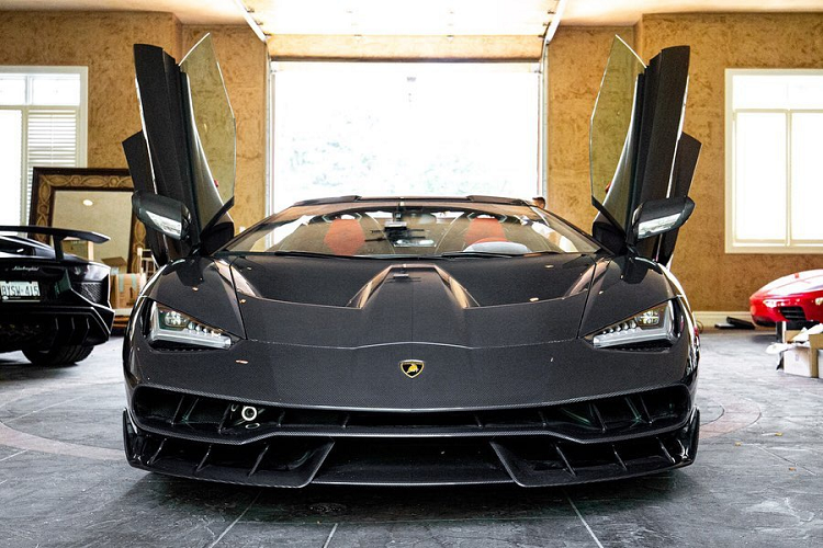 Centenario được Lamborghini phát triển từ mẫu Aventador S Coupe với thân xe được làm hoàn toàn từ sợi carbon. Phiên bản siêu xe Lamborghini Centenario Roadster có số lượng giới hạn 20 chiếc trên toàn cầu, tương tự phiên bản Coupe.