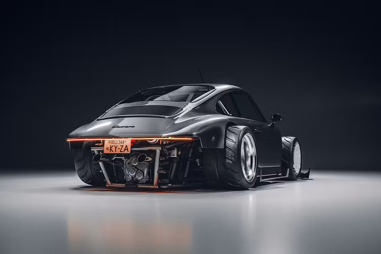 Cản sau được loại bỏ hoàn toàn và để lộ khung gầm, hệ thống ống xả, hệ thống treo sau và một phần của động cơ boxer. Cặp bánh sau kích thước ngoại cỡ giúp tăng thêm sự ấn tượng cho đuôi xe. Cụm đèn hậu được cách điệu thành một dải LED nằm ngang, tương tự thiết kế trên thế hệ 992 mới nhất của Porsche 911.