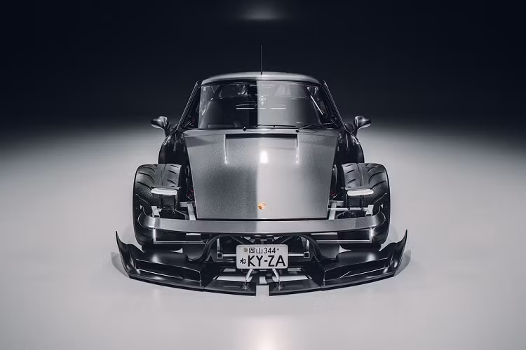 Nhìn từ phía trước, khó lòng nhận ra mẫu xe trong ảnh là Porsche 911 khi 2 bóng đèn chiếu sáng hình tròn đặc trưng đã biến mất. Thay vào đó, nhà thiết kế người Anh mang đến cụm đèn LED nhỏ gọn, cản trước theo phong cách xe đua và loại bỏ phần chắn bùn của 2 bánh trước.