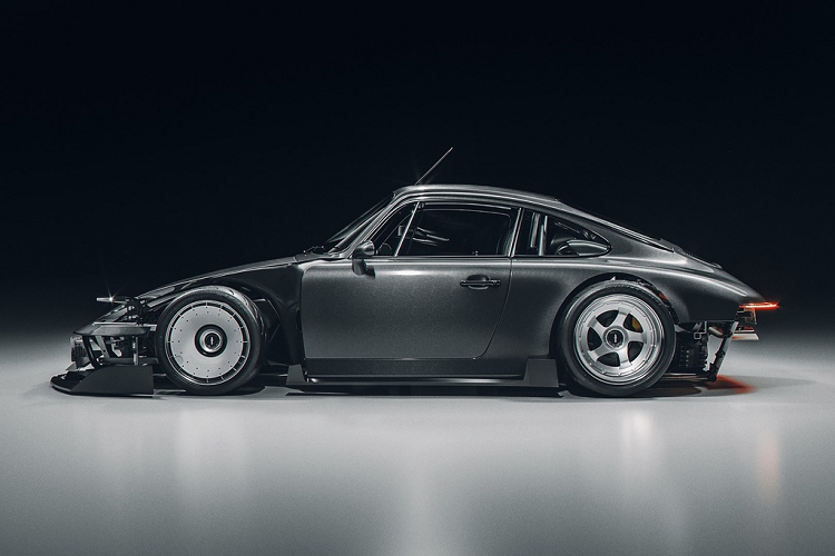 Dù có nhiều thay đổi táo bạo ở trước và sau nhưng dáng vẻ coupe đặc trưng của Porsche 911 vẫn được giữ nguyên. Bản độ được bổ sung thêm chi tiết ốp bên hông và ốp nắp khoang máy làm từ sợi carbon.