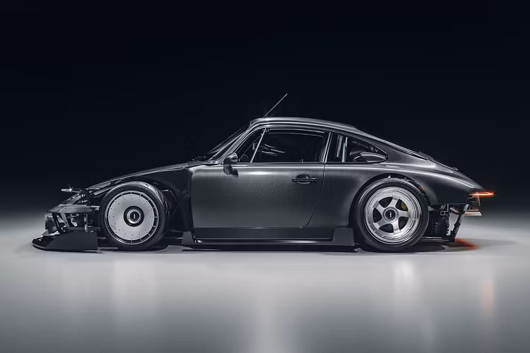 Dù có nhiều thay đổi táo bạo ở trước và sau nhưng dáng vẻ coupe đặc trưng của Porsche 911 vẫn được giữ nguyên. Bản độ được bổ sung thêm chi tiết ốp bên hông và ốp nắp khoang máy làm từ sợi carbon.