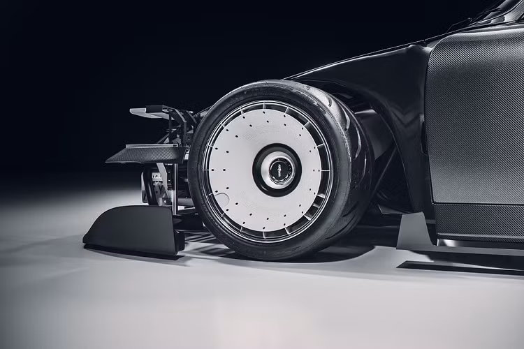 Bản độ sử dụng bộ la-zăng Rotiform với bản lốp cỡ lớp tương tự các mẫu xe đua. Cùng với đó, hệ thống treo phía trước cũng được thay mới. Kết cấu thanh liên kết cũng như phuộc giảm chấn không được che chắn và có thể nhìn thấy dễ dàng.