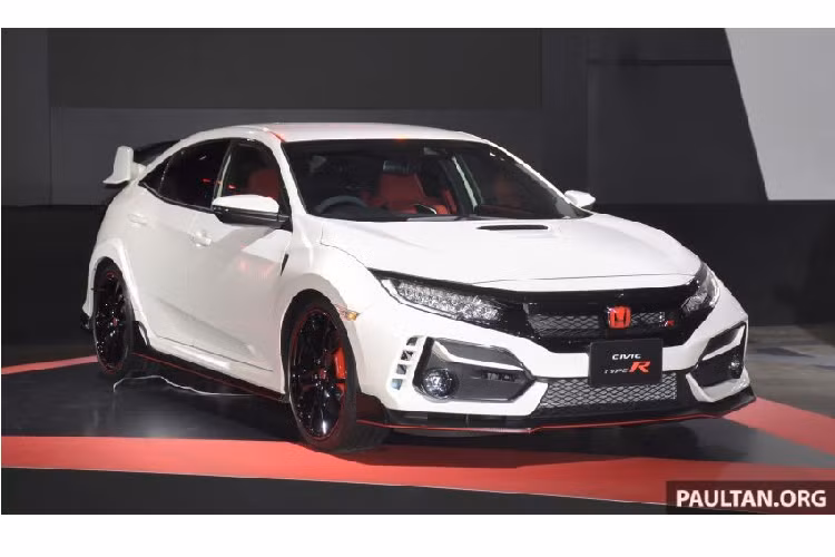 Một trong những bất ngờ lớn nhất tại triển lãm Tokyo Auto Salon 2020 hiện đang diễn ra tại Nhật Bản chính là màn ra mắt của mẫu xe Honda Civic Type R 2020 phiên bản nâng cấp. Không chỉ cải tiến về thiết kế, mẫu xe hatchback hiệu suất cao này còn được nâng cấp cả bên trong để mang đến cảm giác lái sắc sảo hơn.