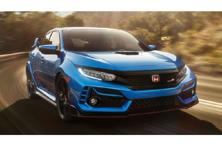 Bên trong của mẫu xe thể thao Honda Civic Type R 2020 xuất hiện vô lăng bọc bằng chất liệu Alcantara cao cấp và cần số mới ngắn hơn trước. Đó là chưa kể đến hệ thống Active Sound Control, có tác dụng điều chỉnh âm thanh nội thất theo chế độ lái được chọn.