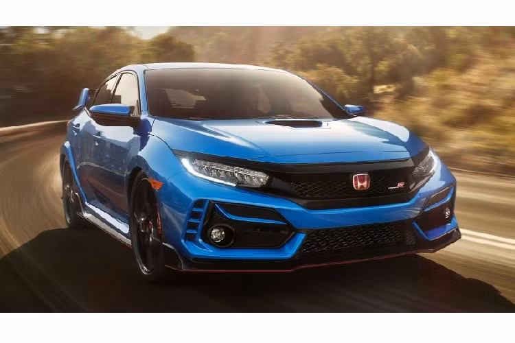 Bên trong của mẫu xe thể thao Honda Civic Type R 2020 xuất hiện vô lăng bọc bằng chất liệu Alcantara cao cấp và cần số mới ngắn hơn trước. Đó là chưa kể đến hệ thống Active Sound Control, có tác dụng điều chỉnh âm thanh nội thất theo chế độ lái được chọn.