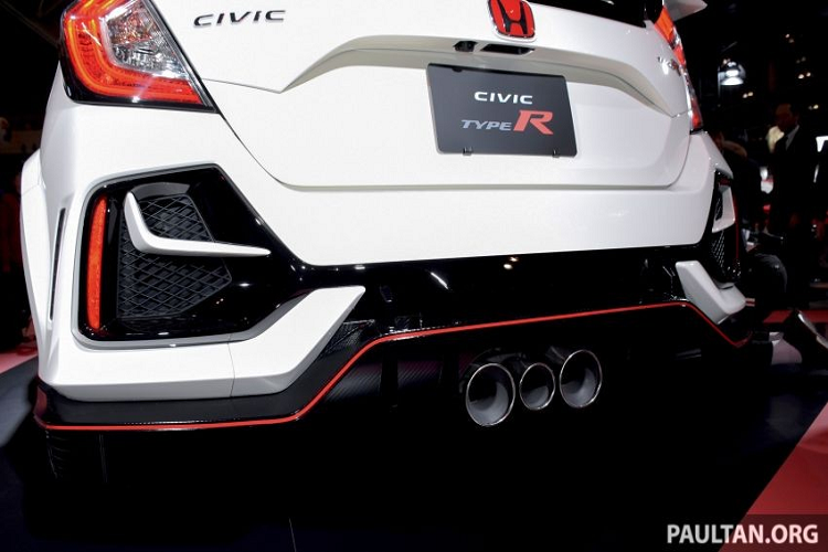 Honda Civic Type R 2020 có lưới tản nhiệt rộng hơn. Vây nhỏ sơn trùng màu thân ở hốc gió giả của Honda Civic Type R 2020. Trên cản trước/sau còn có khe gió mới.