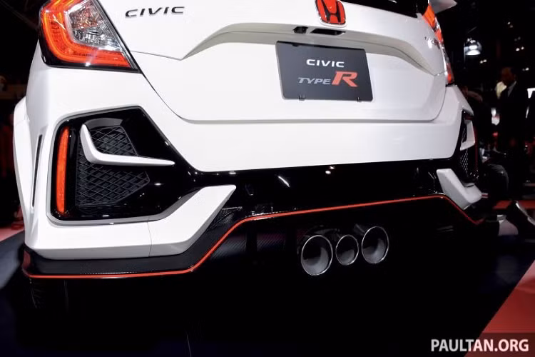 Honda Civic Type R 2020 có lưới tản nhiệt rộng hơn. Vây nhỏ sơn trùng màu thân ở hốc gió giả của Honda Civic Type R 2020. Trên cản trước/sau còn có khe gió mới.