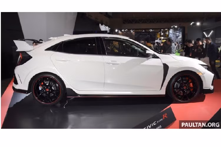 Trong khi đó, ở một số thị trường khác, động cơ của xe tạo ra công suất tối đa 320 mã lực. Con số tương ứng của Honda Civic Type R 2020 ở thị trường Malaysia là 310 mã lực. Trong khi đó, mô-men xoắn cực đại của xe là 400 Nm tại dải tua máy từ 2.500 - 4.500 vòng/phút.