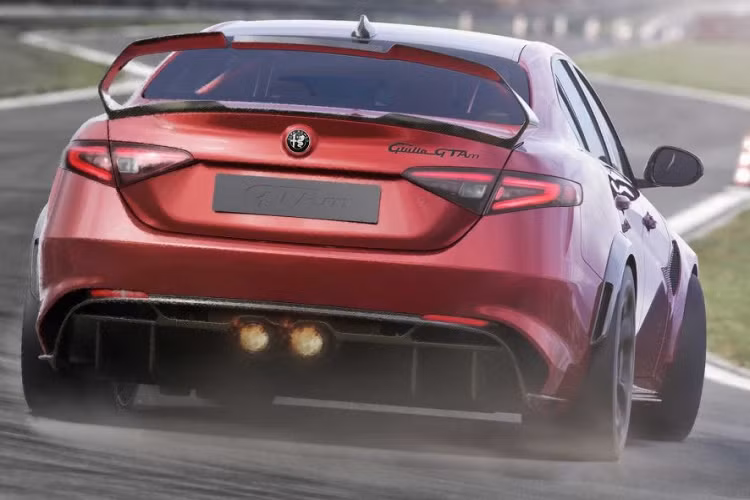 Giulia GTA sở hữu các chi tiết được làm bằng chất liệu carbon ở phần mui xe, nắp động cơ, cản trước và chắn bùn. Bộ chia phía trước của chiếc xe là thành quả trong sự hợp tác với thương hiệu với Sauber Engineering.