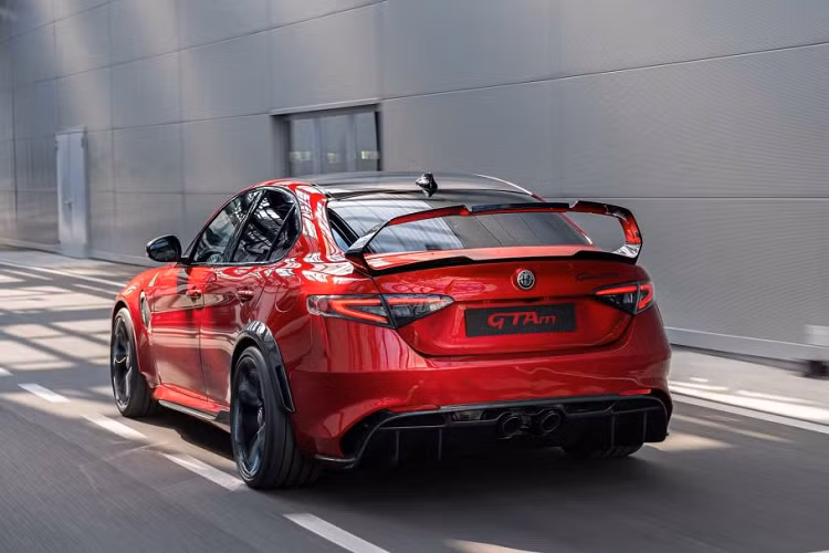 SUV thể thao Alfa Romeo GTAm đưa chiếc xe lên một tầm cao mới bằng cách sử dụng ghế bằng sợi carbon và lót khoảng trống ở phía sau bằng Alcantara. Nó cũng có cửa sổ Lexan thay thế mặt kính bên và phía sau. 