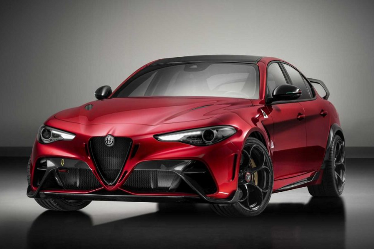 Ngoài ra, Alfa Romeo GTAm mới chỉ với hai chỗ ngồi, đai an toàn sáu điểm cùng khung chống lật và xe vẫn hoàn toàn hợp pháp trên đường phố.
