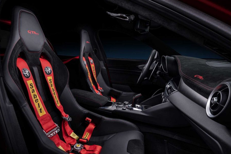 Ở phía sau, xe được trang bị một cánh lớn cùng một hốc gió cỡ lớn. Chiếc xe được trang bị bộ mâm có kích thước lên tới 20 inch với thiết kế gợi nhắc về logo cỏ bốn lá quen thuộc của Alfa Romeo. 