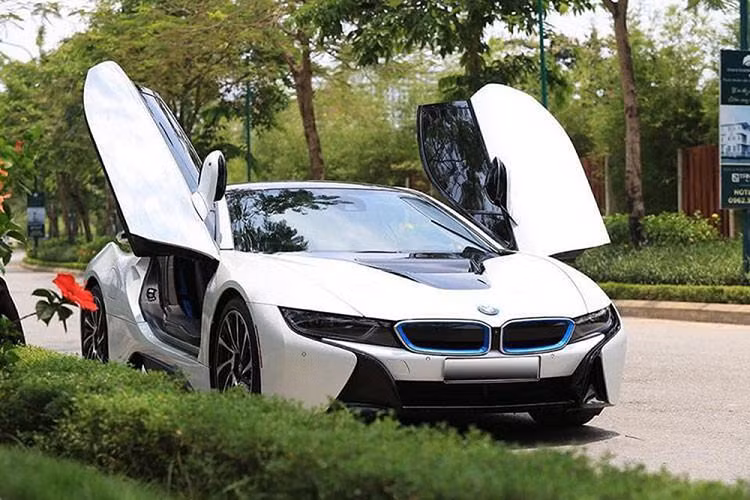 Chiếc xe BMW i8 mà Huấn "hoa hồng" chụp ảnh trên cao tốc Hà Nội - Thái Nguyên sở hữu động cơ 3 xy lanh, dung tích 1.5 lít, TwinPower Turbo và một động cơ điện sản sinh công suất tối đa 131 mã lực và mô-men xoắn cực đại 250 Nm. Khi kết hợp hai động cơ xăng và điện này lại với nhau, chiếc xe thể thao BMW i8 có công suất tổng cộng là 362 mã lực và mô-men xoắn cực đại 570 Nm.