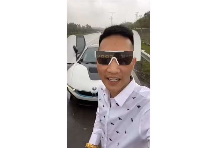 Theo như chia sẻ của Huấn "hoa hồng" trong video livestream đã bị xoá ngay sau đó, chiếc xe thể thao BMW i8 này không phải của mình mua mà được một showroom bán xe ở Hà Nội cho mượn để chạy từ Hà Nội về Thái Nguyên chơi.