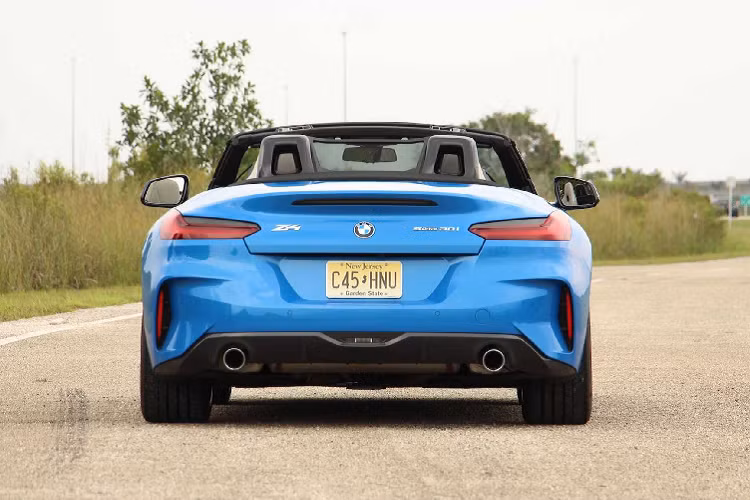 Tại Việt Nam, BMW Z4 chỉ cạnh tranh trực tiếp với mẫu Porsche Boxster 718 được phân phối chính hãng. Làm so sánh, giá xe BMW Z4 2020 bán ra 3,3 tỷ đồng được cho là sẽ dễ tiếp cận hơn nhiều so với lựa chọn Porsche Boxster 718 có giá từ 3,7 tỷ đồng.