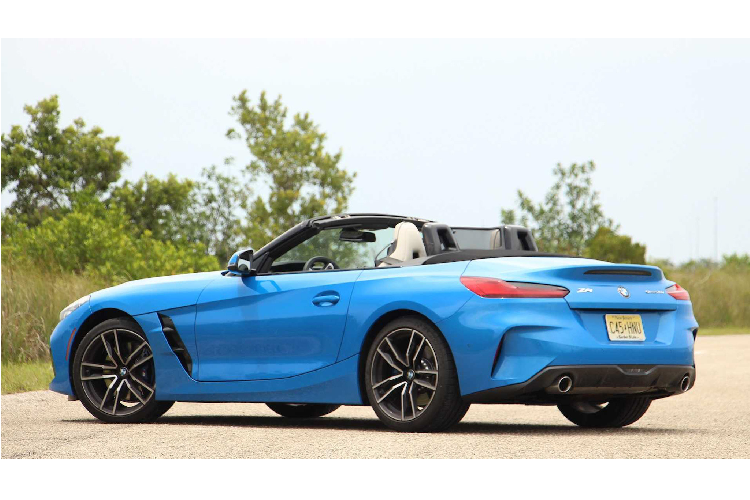 BMW Z4 thế hệ mới là một lựa chọn thích hợp dành cho các khách hàng trẻ tuổi, hay chị em đang tìm kiếm một mẫu xe mui trần mang thiết kế đẹp mắt, đem lại cảm giác lái thú vị.