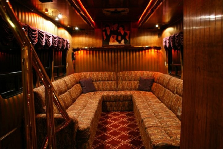 Chiếc limousine là một toa xe 22 bánh gắn vào phía sau một chiếc xe đầu kéo Peterbilt sử dụng động cơ Cummins với 435 mã lực. Nó dài hơn gấp 4 lần so với một chiếc limousine thông thường (dài 21 mét), cao gấp đôi hai chiếc Cadillac Escalade chồng lên nhau, và sử dụng tiếng còi đặc biệt từ bản nhạc của Allman Brothers. Nặng tới 25 tấn, Rider có thể di chuyển ở tốc độ 144 km/h trên bề mặt phẳng và 64 km/h trên bè mặt dốc 6%, và có thể chở 40 hành khách trong nội thất cực kỳ dễ chịu.