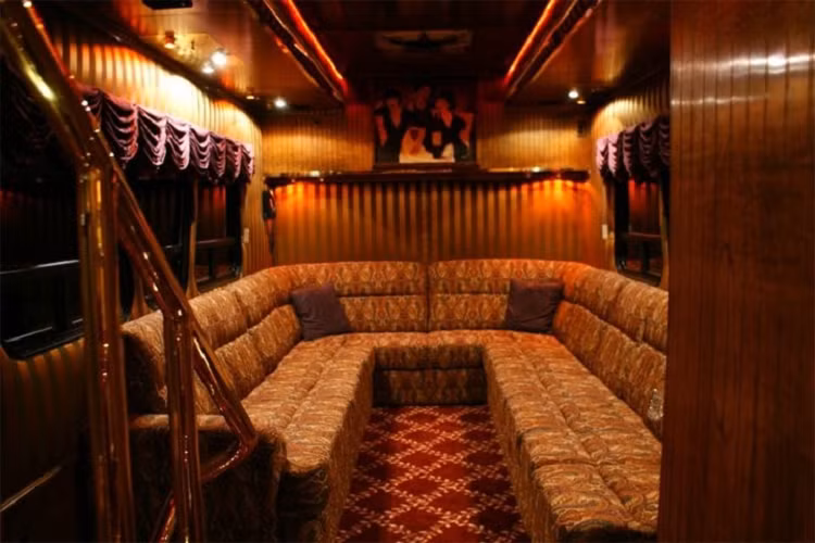 Chiếc limousine là một toa xe 22 bánh gắn vào phía sau một chiếc xe đầu kéo Peterbilt sử dụng động cơ Cummins với 435 mã lực. Nó dài hơn gấp 4 lần so với một chiếc limousine thông thường (dài 21 mét), cao gấp đôi hai chiếc Cadillac Escalade chồng lên nhau, và sử dụng tiếng còi đặc biệt từ bản nhạc của Allman Brothers. Nặng tới 25 tấn, Rider có thể di chuyển ở tốc độ 144 km/h trên bề mặt phẳng và 64 km/h trên bè mặt dốc 6%, và có thể chở 40 hành khách trong nội thất cực kỳ dễ chịu.