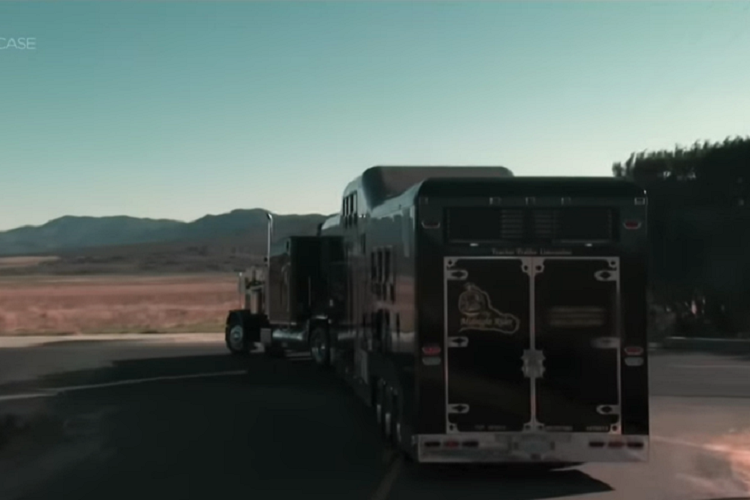 Không nội thất bên trong Midnight Rider rộng 38,6 mét vuông bao quát 4 khu vực, tách biệt bởi cầu thang. Một hệ thống điện thoại nội bộ cho phép hành khách từ ba khu phòng chờ gọi xuống quầy bar và đặt đồ uống mang lên cho họ. Trong toàn bộ thời gian chuyến đi, quầy bar luôn mở rộng cho mọi vị khách, và họ cũng có thể tận hưởng những bữa ăn nhẹ. Midnight Rider là một phương tiện hoạt động hợp pháp và được cấp phép đi khắp nước Mỹ mà không bị hạn chế gì.