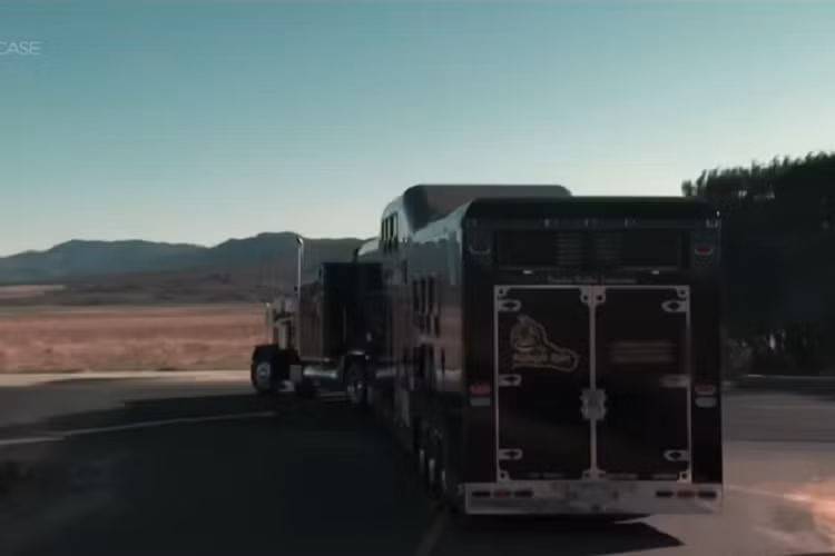 Không nội thất bên trong Midnight Rider rộng 38,6 mét vuông bao quát 4 khu vực, tách biệt bởi cầu thang. Một hệ thống điện thoại nội bộ cho phép hành khách từ ba khu phòng chờ gọi xuống quầy bar và đặt đồ uống mang lên cho họ. Trong toàn bộ thời gian chuyến đi, quầy bar luôn mở rộng cho mọi vị khách, và họ cũng có thể tận hưởng những bữa ăn nhẹ. Midnight Rider là một phương tiện hoạt động hợp pháp và được cấp phép đi khắp nước Mỹ mà không bị hạn chế gì.