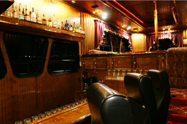 Về cơ bản, Midnight Rider là một chiếc limousine kiểu xe đầu kéo-toa moóc, một sản phẩm được chế tạo 90% nội bộ, bởi một đội ngũ chỉ có 5 người. Quá trình lắp ráp hoàn thiện nó đã mất đến 7 năm, và hầu hết quá trình đó là thử nghiệm và kiểm tra lỗi, bởi đội ngũ đã gửi chiếc xe tới nhiều đơn vị chuyên môn khác nhau. Khi nó được hoàn thành trong mùa hè năm 2003, Midnight Rider đã mang cái giá 2,5 triệu USD, cho dù chủ nhân dự tính ngày nay nó sẽ có giá gấp đôi. Trong chưa tới 4 năm, chiếc xe đã giúp thu hồi chi phí đầu tư.