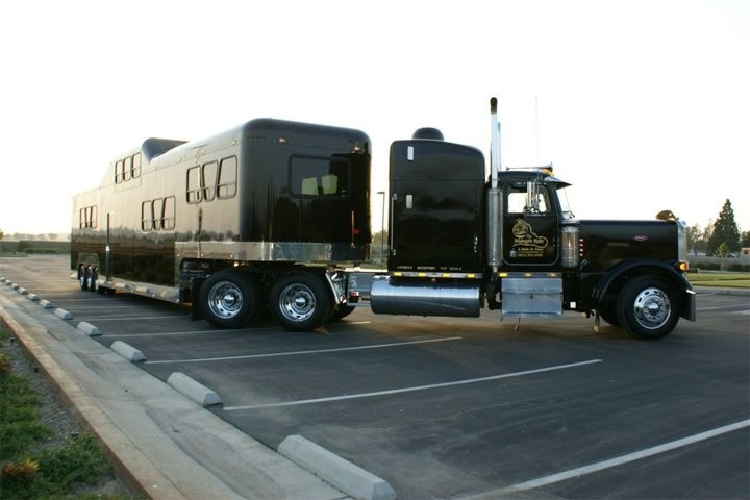 Giá thuê Midnight Rider không hề rẻ với 1.000 USD/tiếng, mỗi chuyến đi dài tối thiểu 3 tiếng. Nhưng nếu hành khách đặt một chuyến di dài thì họ cũng có thể nhận khuyến mãi thuê phòng khách sạn rẻ hơn tại những nơi có thỏa thuận với công ty. Với một bể nhiên liệu dung tích 1.135 lít, chiếc xe có thể thực hiện chuyến đi từ San Diego tới Chicago (dài hơn 3.300 km) mà không cần dừng đổ nhiên liệu.