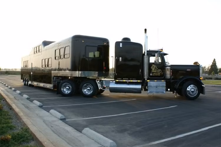 Giá thuê Midnight Rider không hề rẻ với 1.000 USD/tiếng, mỗi chuyến đi dài tối thiểu 3 tiếng. Nhưng nếu hành khách đặt một chuyến di dài thì họ cũng có thể nhận khuyến mãi thuê phòng khách sạn rẻ hơn tại những nơi có thỏa thuận với công ty. Với một bể nhiên liệu dung tích 1.135 lít, chiếc xe có thể thực hiện chuyến đi từ San Diego tới Chicago (dài hơn 3.300 km) mà không cần dừng đổ nhiên liệu.