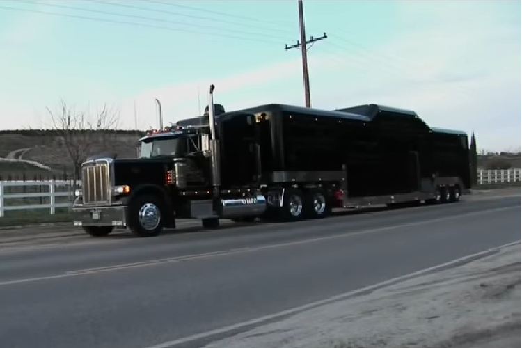 Một điều đáng nói khác ở chiếc xe khổng lồ này là thời gian bảo dưỡng dọn dẹp. Dựa theo nhà sản xuất, thời gian để lau dọn chiếc xe sau một chuyến đi sẽ cần tới 36 giờ lao động, và nó chỉ đi khoảng 5 chuyến một tháng mà thôi. Nhìn chung, công sức bỏ ra cho chiếc xe là xứng đáng, bởi Midnight Rider là một phương tiện nổi tiếng phá nhiều kỷ lục thế giới.