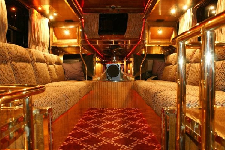 Để đạt được điều đó, họ đã nhìn vào toa xe đường sắt Pullman được sử dụng bởi Tổng thống Grant, và quyết định chế tạo một chiếc limousine mà sẽ mang phong cách của thời đại đó. Điều này đồng nghĩa rằng không gian nội thất sẽ không có chất liệu nhựa cứng, nhựa tổng hợp, gỗ ép, giả gỗ, sơn bột hoặc sợi len, mà chỉ có dùng vải đích thực, lan can và đồ đạc cố định bằng đồng thau đánh bóng, và gỗ bạch dương rắn. Kết quả, không gian nội thất có một vẻ tương phản rõ ràng so với ngoại thất, và nó chính xác là điều khiến Midnight Rider trở nên khác biệt.