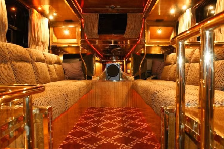 Để đạt được điều đó, họ đã nhìn vào toa xe đường sắt Pullman được sử dụng bởi Tổng thống Grant, và quyết định chế tạo một chiếc limousine mà sẽ mang phong cách của thời đại đó. Điều này đồng nghĩa rằng không gian nội thất sẽ không có chất liệu nhựa cứng, nhựa tổng hợp, gỗ ép, giả gỗ, sơn bột hoặc sợi len, mà chỉ có dùng vải đích thực, lan can và đồ đạc cố định bằng đồng thau đánh bóng, và gỗ bạch dương rắn. Kết quả, không gian nội thất có một vẻ tương phản rõ ràng so với ngoại thất, và nó chính xác là điều khiến Midnight Rider trở nên khác biệt.