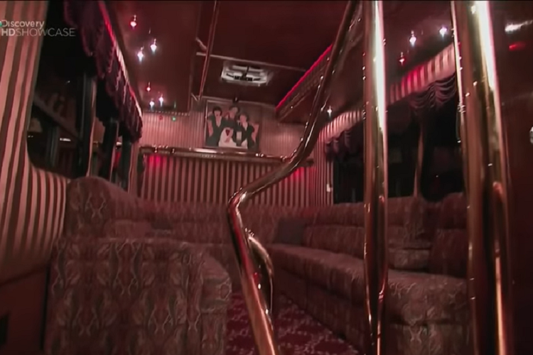 Chiếc xe có tới 4 khu vực giải trí: 3 phòng chờ và 1 quầy bar cỡ lớn; và có đi kèm một nhóm nhân viên 5 người để đáp ứng yêu cầu của mọi người gồm: 2 tài xế, 1 người dẫn chương trình, 1 người pha chế đồ uống và 1 chuyên viên vận hành. Các khu vực được phân biệt thành Pullman Lounge, Observation Lounge, Fifth Wheel Lounge và Jake Brake Bar, mỗi nơi đều có hệ thống âm thanh riêng, vậy nên các vị khách có thể thoải mái mở những bản nhạc khác nhau hoặc lựa chọn nội dung giải trí khác thông qua các TV màn hình phẳng.