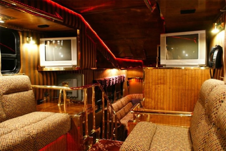 Câu chuyện của Midnight Rider có lẽ cũng hấp dẫn như diện mạo của nó, và nó đã từng xuất hiện ở nhiều sự kiện triển lãm quốc tế và Mỹ theo năm tháng. Nó là đứa con tinh thần của Pamela và Michael Machado của công ty Midnight Rider Inc. đến từ California, những người mong muốn chế tạo một chiếc limousine độc nhất vô nhị trên đời, một chiếc xe mà sẽ có thể giúp các hành khách sống lại những ngày tháng huy hoàng của vận tải đường sắt hạng sang.