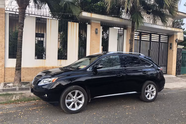 Ra mắt lần đầu vào năm 2009, sau 11 năm giá xe Lexus RX 350 cũ vẫn rơi vào khoảng 1,2 đến 1,5 tỷ đồng tùy vào tình trạng xe. Mức giá này ngang bằng mua mới một chiếc Hyundai SantaFe hay Toyota Fortuner 2.8L.