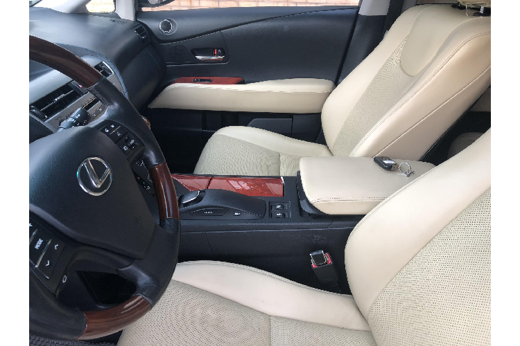 Lexus RX 350 đáp ứng đầy đủ các tiêu chí kể trên, chưa kể đến việc sau 10 năm các công nghệ trên xe vẫn thuộc dạng hiện đại, không quá lỗi thời. Yếu tố thứ 2 đến từ việc giá bán chính hãng các dòng xe Lexus tại Việt Nam đang ở mức rất cao.