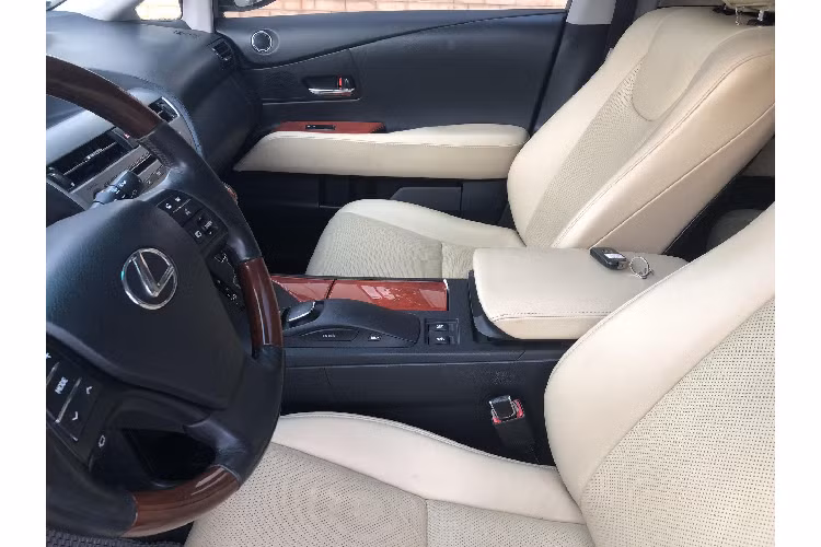 Lexus RX 350 đáp ứng đầy đủ các tiêu chí kể trên, chưa kể đến việc sau 10 năm các công nghệ trên xe vẫn thuộc dạng hiện đại, không quá lỗi thời. Yếu tố thứ 2 đến từ việc giá bán chính hãng các dòng xe Lexus tại Việt Nam đang ở mức rất cao.