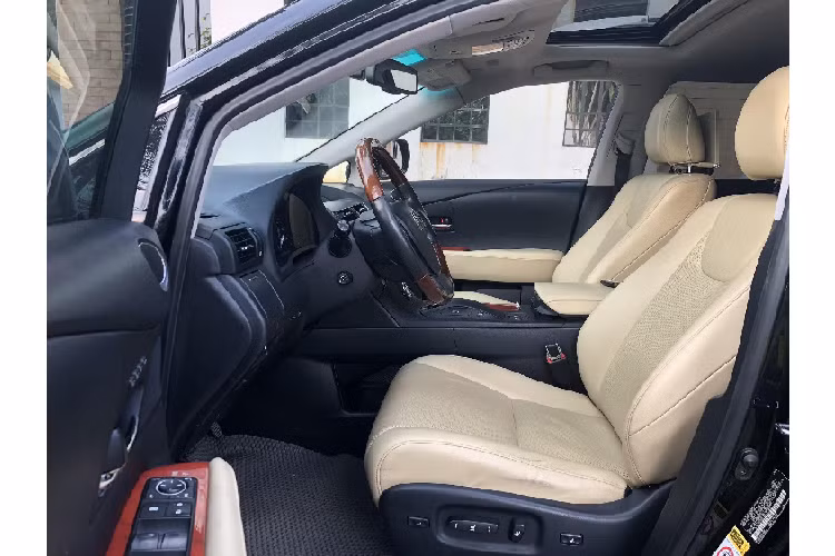 Để dễ so sánh, những chiếc xe cùng đời như BMW X3, Audi Q5 chỉ có giá khoảng 800 – 900 triệu đồng trên thị trường xe cũ. Chiếc Lexus RX 350 được đề cập trong bài viết lần này thuộc đời 2010 đang rao giá 1,2 tỷ đồng. Dù đã qua 10 năm sử dụng nhưng chiếc xe vẫn sở hữu những trang bị và công nghệ không thua kém những mẫu crossover tầm giá 1 tỷ đồng hiện nay.