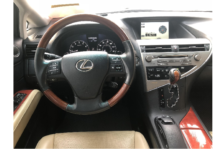 Có nhiều lý do khiến Lexus RX 350 giữ giá sau nhiều năm sử dụng. Đầu tiên phải kể đến tâm lý sử dụng xe của người Việt: thích một chiếc xe bền bỉ, vận hành êm ái, thiết kế nhã nhặn, sang trọng, rộng rãi.