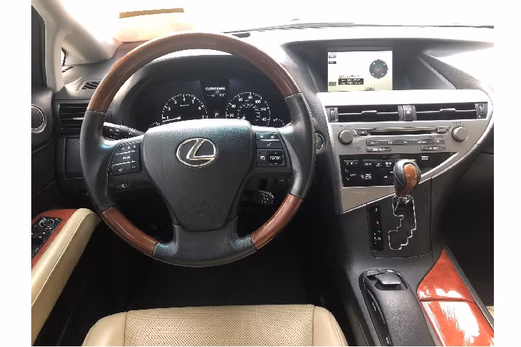 Có nhiều lý do khiến Lexus RX 350 giữ giá sau nhiều năm sử dụng. Đầu tiên phải kể đến tâm lý sử dụng xe của người Việt: thích một chiếc xe bền bỉ, vận hành êm ái, thiết kế nhã nhặn, sang trọng, rộng rãi.