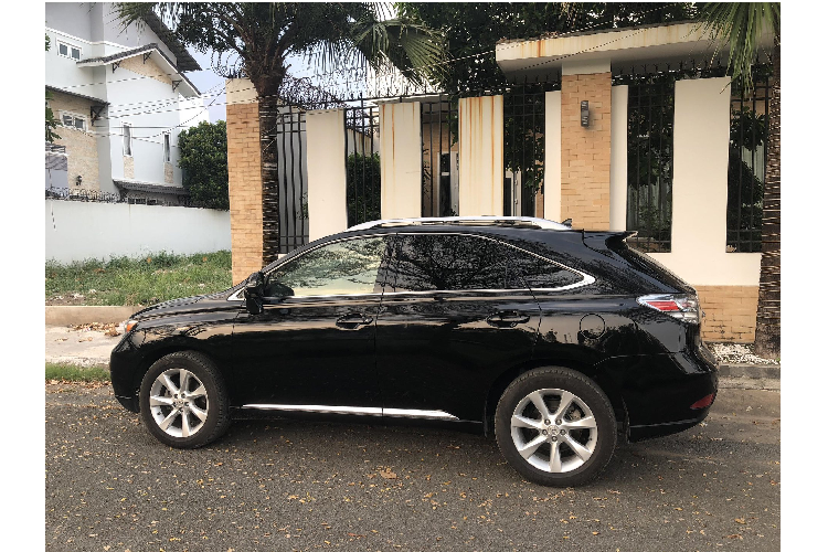 Lexus RX 350 đời 2009 vẫn vượt trội hơn hẳn Mercedes-Benz GLC 200, Hyundai Santafe, Honda CR-V. Động cơ V6 3.5L trên Lexus RX 350 có sức mạnh cực đại 275 mã lực, mô men xoắn tối đa 370 Nm tại vòng tua 4.600 – 4.700 vòng/phút. Thời gian tăng tốc 0 – 100 km/giờ trong 7,5 giây. Tuy giữ giá là thế, nhưng theo nhiều người yêu xe nếu với tầm tiền hơn 1 tỷ đồng thì nên mua một chiếc xe đời mới vẫn tốt hơn.