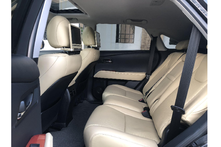 Như đã nêu, Lexus RX 350 là chiếc xe hội tụ đầy đủ các yếu tố “ăn tiền” với khách Việt. Dù đã qua 10 năm tuổi nội thất chiếc crossover này vẫn còn rất bắt mắt. Da bọc ghế vẫn phẳng phiu, ít nhăn, thiết kế không quá hiện đại nhưng vẫn giữ được đặc trưng của những mẫu xe Lexus là cảm giác thoải mái khi ngồi bên trong.