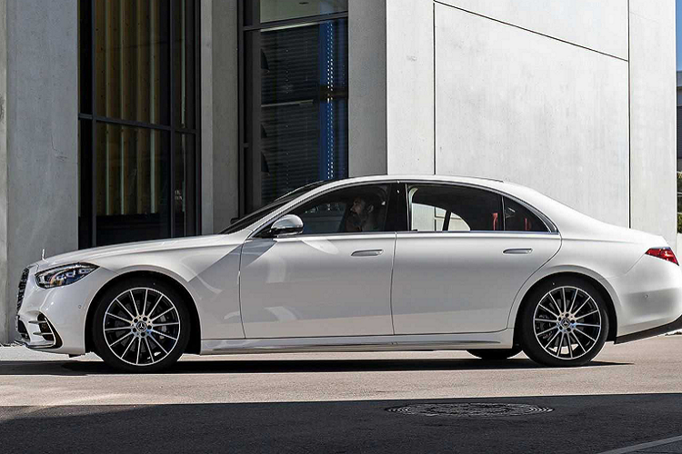 Tay nắm cửa giờ đây được đặt bằng phẳng với thân xe giúp cải thiện hệ số cản gió cho Mercedes-Benz S-Class 2021. Với hệ số cản gió 0,22, S-Class trở thành một trong những chiếc xe khí động học nhất thế giới. Để tiện so sánh, mẫu xe Tesla Model S có hệ số cản gió là 0,24.