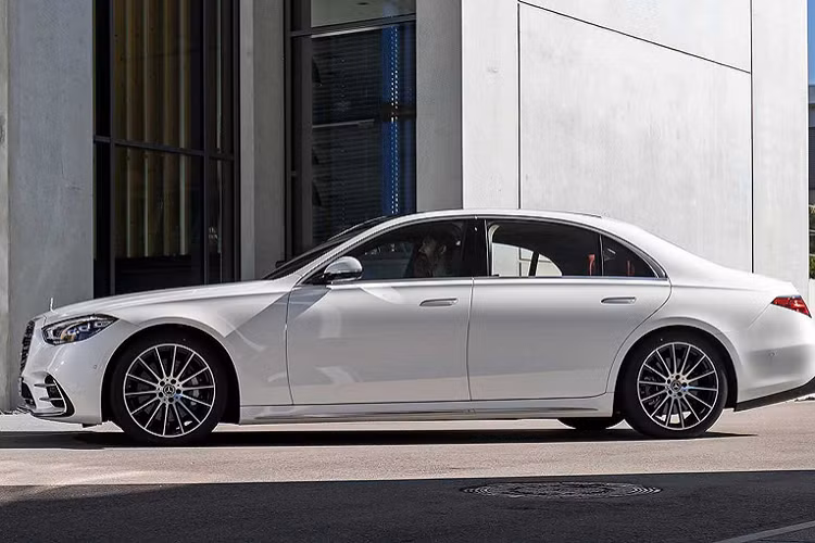 Tay nắm cửa giờ đây được đặt bằng phẳng với thân xe giúp cải thiện hệ số cản gió cho Mercedes-Benz S-Class 2021. Với hệ số cản gió 0,22, S-Class trở thành một trong những chiếc xe khí động học nhất thế giới. Để tiện so sánh, mẫu xe Tesla Model S có hệ số cản gió là 0,24.