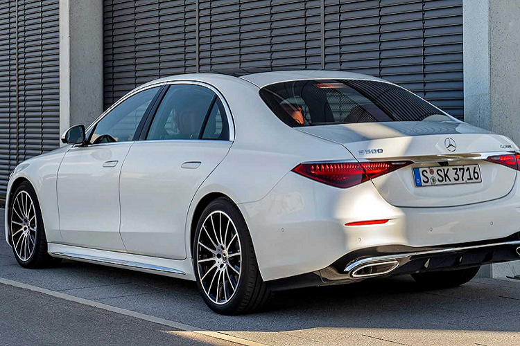 Với giá xe Mercedes-Benz S-Class 2021 từ 116.300 USD, người mua có thể nâng cấp lên S580 với động cơ V8 4.0L tăng áp kép cũng có EQ Boost. Cả hai truyền động sử dụng hộp số tự động 9 cấp, dẫn động tất cả các bánh, tốc độ tối đa giới hạn ở mức 210 km/h. Với phiên bản S500, ngoài cấu hình Luxury tiêu chuẩn, khách hàng có thể bổ sung thêm gói AMG đi kèm giá bán 114.100 USD. Biến thể S580 4Matic 2021 sẽ có 3 cấu hình khác nhau gồm Luxury 116.300 USD, trang bị gói AMG có giá 120.600 USD và cao nhất là Executive 131.450 USD.