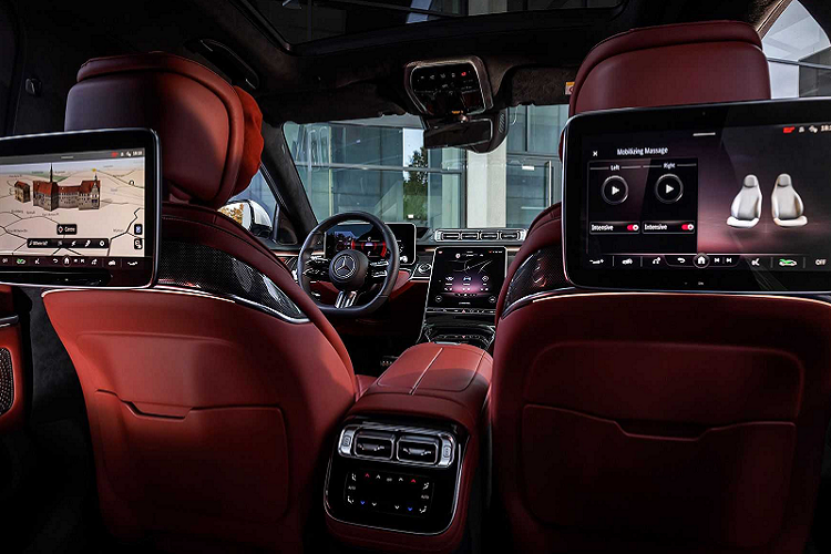 Khoang cabin của S-Class mới được lấy cảm hứng từ kiến trúc nội thất và các yếu tố thiết kế du thuyền. Màn hình cảm ứng 12,8 inch mới của S-Class 2021 là điểm nhấn thu hút sự chú ý đầu tiên của người dùng với kiểu dáng thiết kế như một chiếc máy tính bảng cỡ khủng, thay thế cho màn hình 10,3 inch của mẫu xe trước đó. Tương tự như mẫu SUV cỡ lớn Cadillac Escalade mới, màn hình thông tin giải trí của S-Class 2021 cũng được cung cấp công nghệ OLED cho đồ họa sắc nét hơn và màu sắc tự nhiên hơn trong khi lượng tiêu thụ năng lượng ít hơn 30% so với màn hình LCD thông thường.
